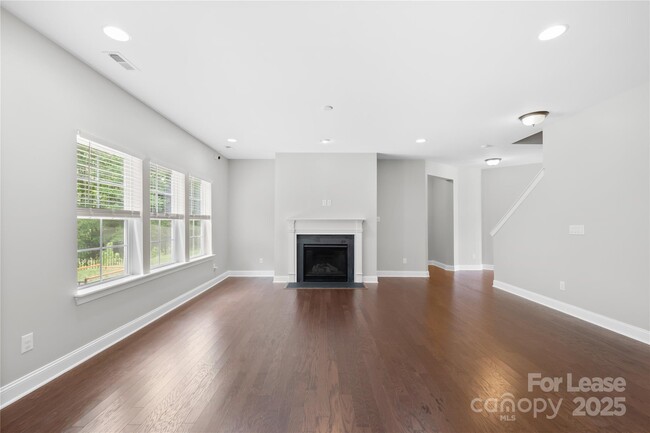 Building Photo - 2136 Laurens Dr