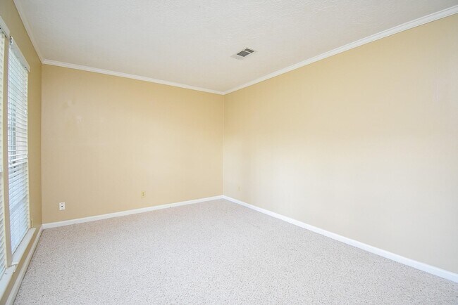 Building Photo - 910 Shillington Dr