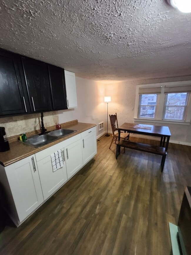 Building Photo - 1856 Lampson Rd