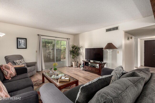 Building Photo - 4254 E La Cienega Dr
