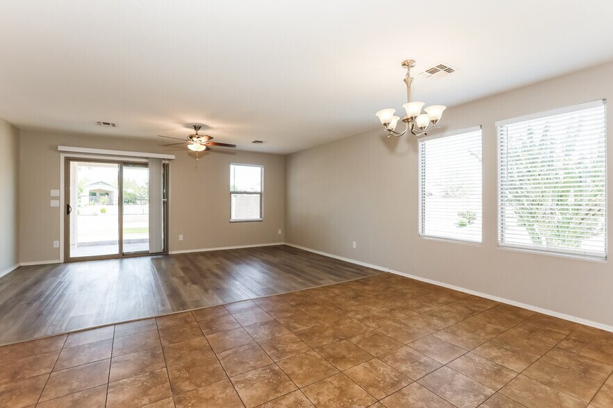 Building Photo - 1126 E Daniella Dr