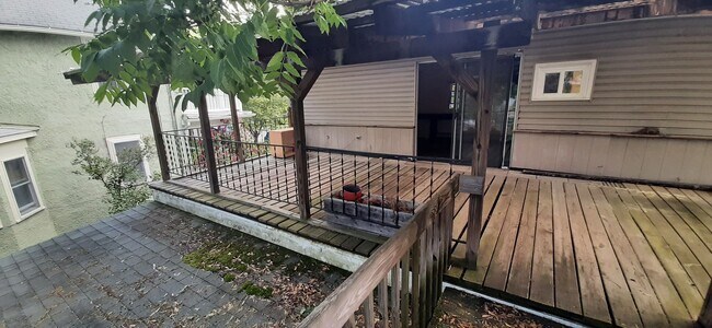 Building Photo - 104 Franklin St