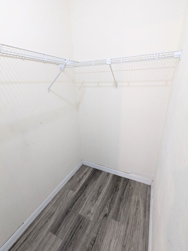 Building Photo - Port Orange 2 bedroom, 2 bathroom, pool and tennis courts