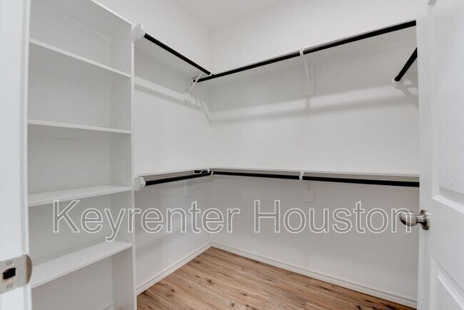 Building Photo - 8203 Woodlyn Rd