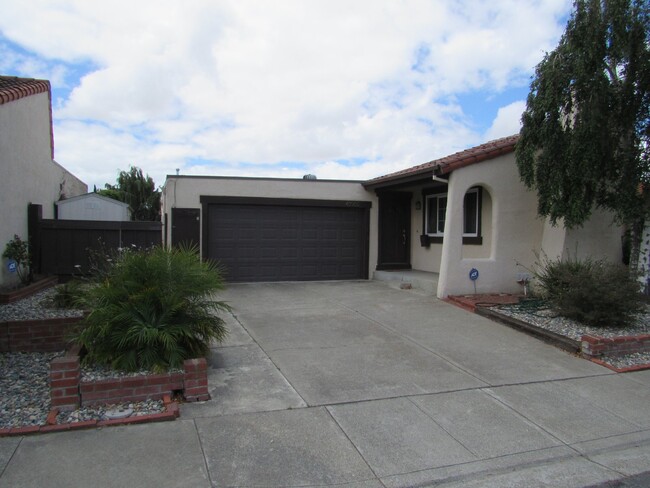 Building Photo - Beautiful 3 Bed, 2 Bath Home in Perfect Fr...