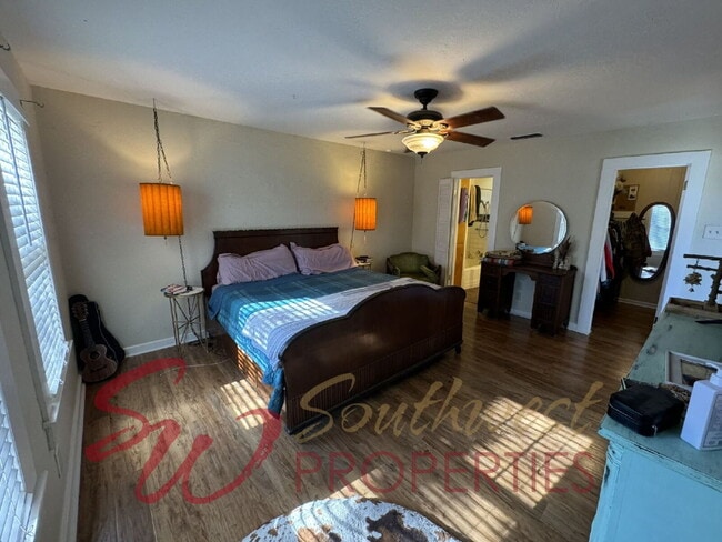 Building Photo - Delightful 2 bedroom, 2 bath with space and charm!!