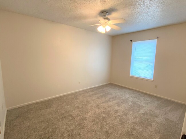 Building Photo - MOVE IN SPECIAL 1/2 OFF FIRST MONTH RENT *...