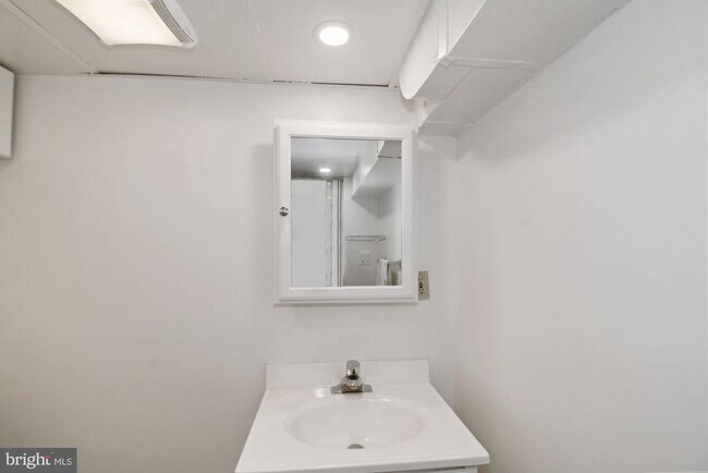 Building Photo - 5212 N Carlin Springs Rd