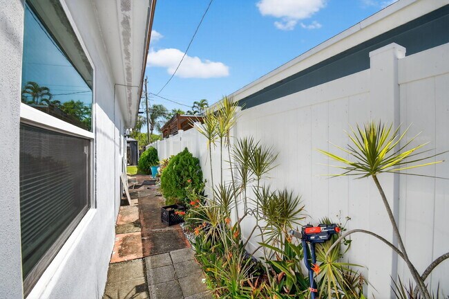Building Photo - 554 NW 46th St