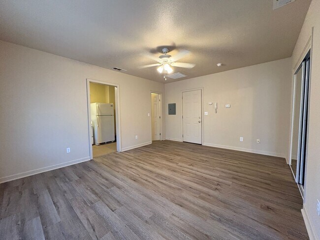 Building Photo - Cute Studio in Downtown Lodi