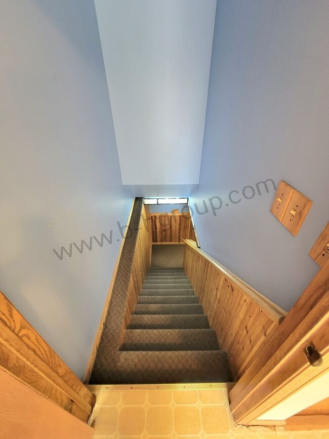 Building Photo - Great Location!