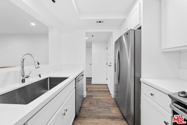 Building Photo - 501 Palisades Dr