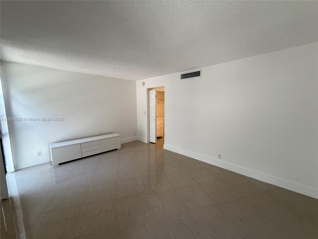 Building Photo - 3475 N Country Club Dr