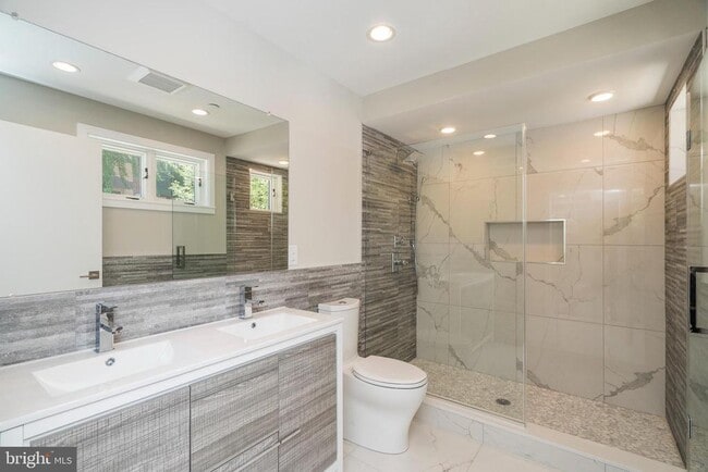 Building Photo - 1701 Bainbridge St