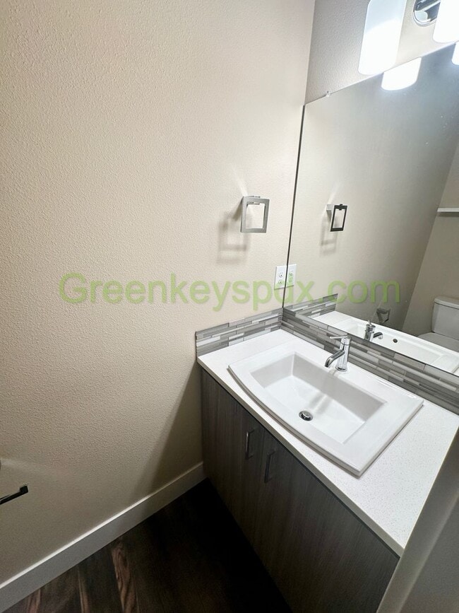 Building Photo - Gorgeous, Custom-designed 4-Bedroom Contemporary Townhouse on 3 Levels