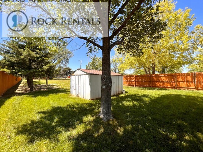 Building Photo - 3 Bed 2 Bath House with Attached Garage