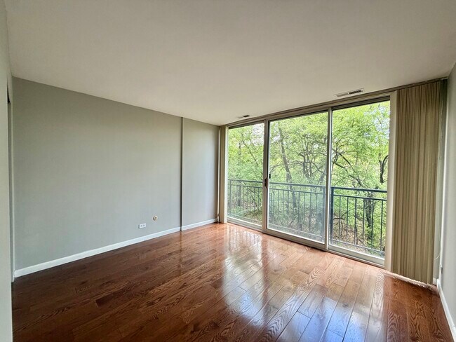 Building Photo - 5820 Oakwood Dr
