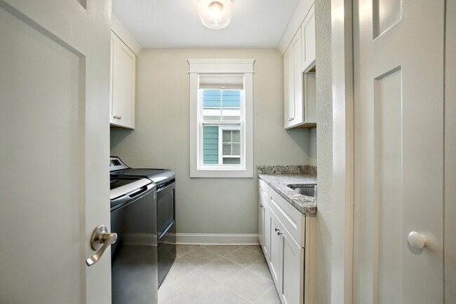 Building Photo - 9608 7th Bay St