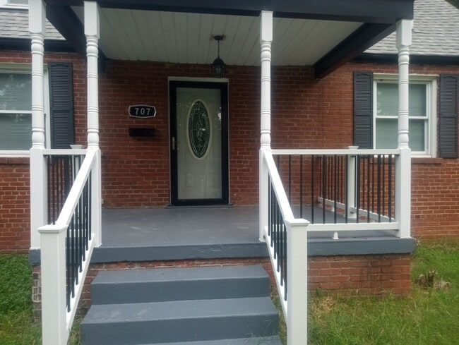 Building Photo - 707 Rothesay Rd
