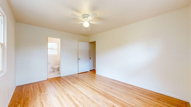 Building Photo - Beautiful Light & Bright Single Level 3 Be...