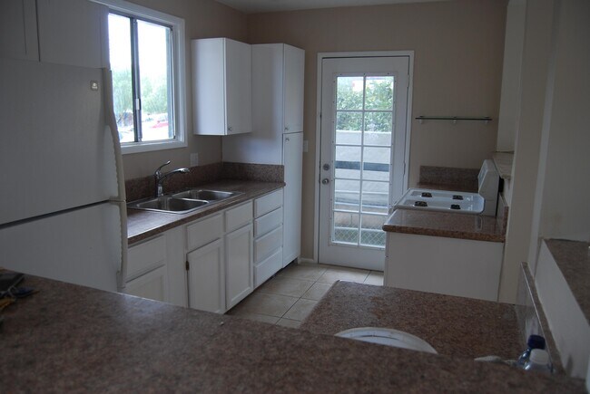 Building Photo - 536 39th W St