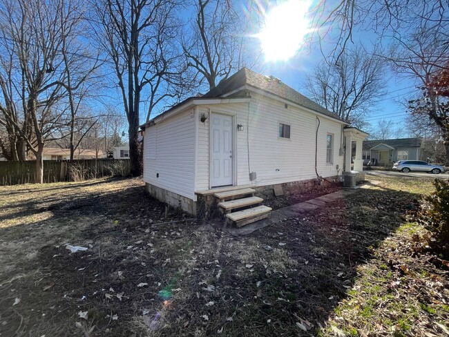 Building Photo - Recently Remodeled 2 bedroom 2 full bathro...