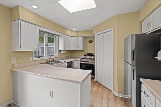 Building Photo - 2601 Hillshire Dr