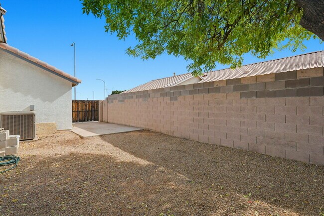 Building Photo - 542 N Palo Verde