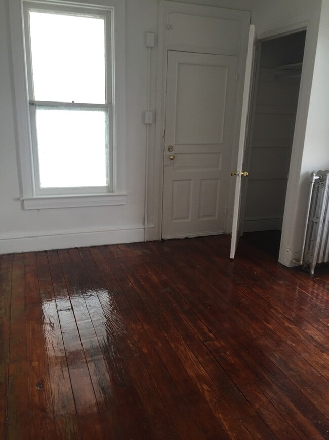 Building Photo - 5 Bedroom, 1 Bath, Parking-York City SD