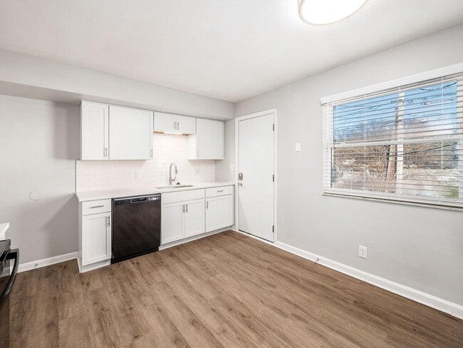 Building Photo - 554 Riverview Dr