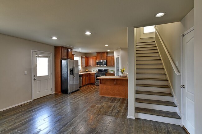 Building Photo - Spacious Craftsman Style Home - Pet Friendly!