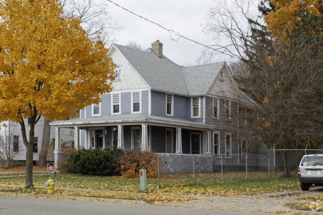 Building Photo - 628 W Main St