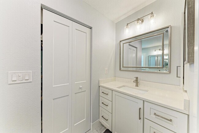 Building Photo - Furnished/Unfurnished ** Annual Rental ** Available 5/1/26 ** 4 Bed/2 Bath Single Family Home ** ...