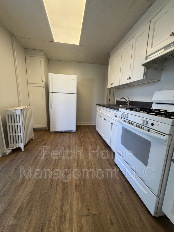 Building Photo - 233 S 4th St