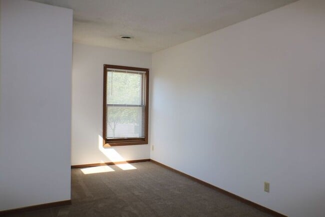 Building Photo - $1,195 | 2 Bedroom, 2 Bathroom Apartment |...