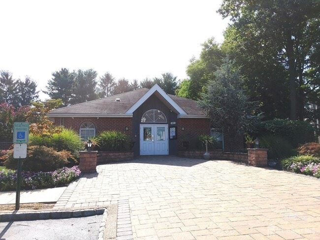 Building Photo - 39 Dartmouth Way