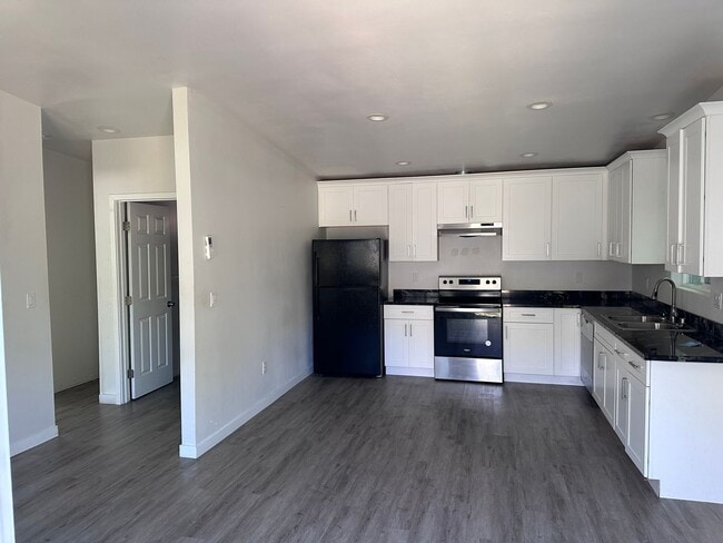Building Photo - Newly renovated 2 bedroom house close to M...