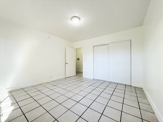 Building Photo - 1017 W 95th St