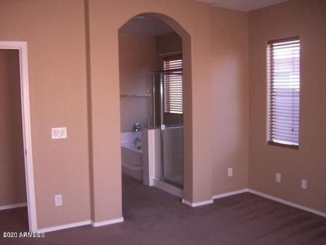 Building Photo - Gorgeous Large 4 Bed 2.5 Bath Home with lo...