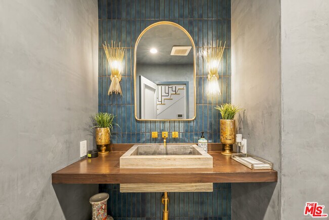 Building Photo - 520 N Bedford Dr