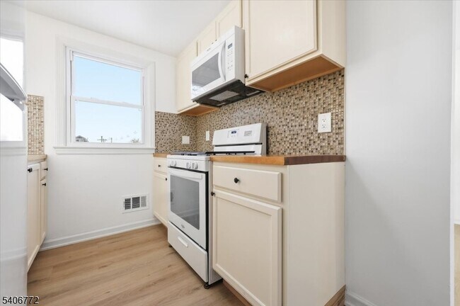 Building Photo - 88 Mitchell St