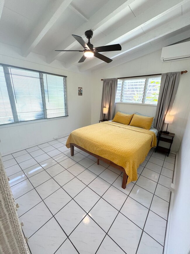 Building Photo - Ready for move in! Utilities included! One...