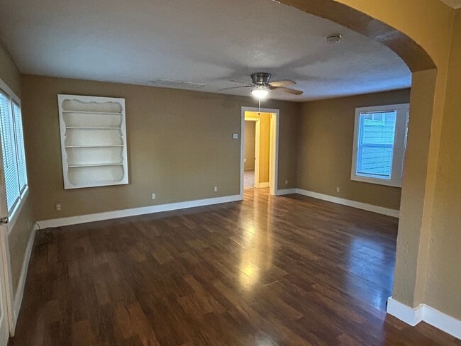 Building Photo - MOVE IN SPECIAL- $500 OFF OF THE 1ST MONTHS RENT-3 bedroom 2 bath with bonus storage room next to...