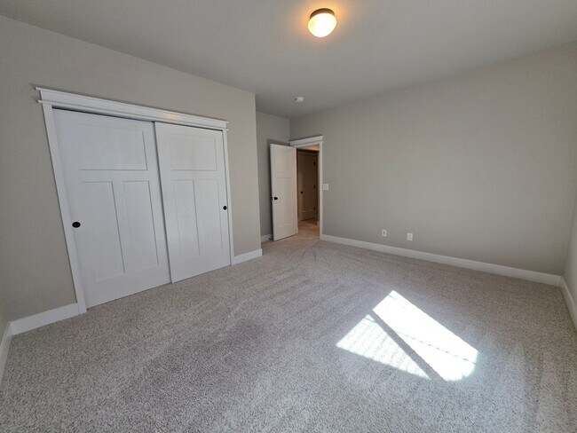 Building Photo - Spacious 5 Bed, 3 Bath Home in Desirable M...