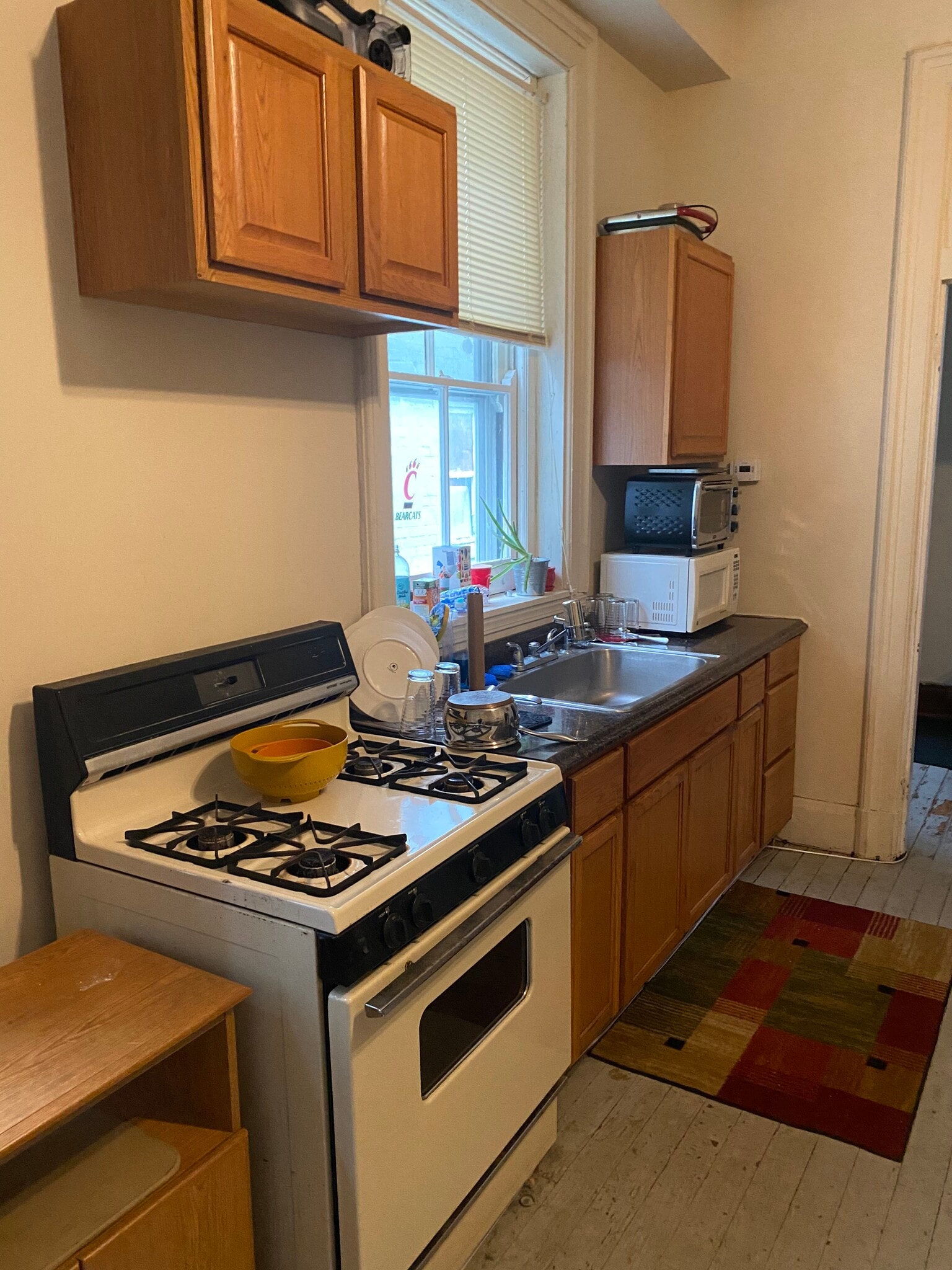 Kitchen - new stove coming 2/6 - 2235 Victor St