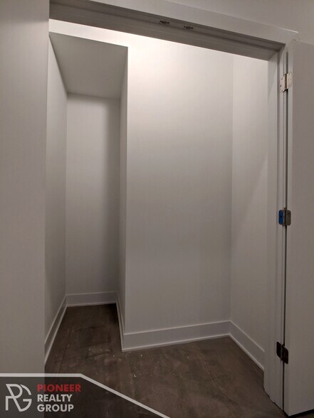 Building Photo - 2121 W Belmont Ave