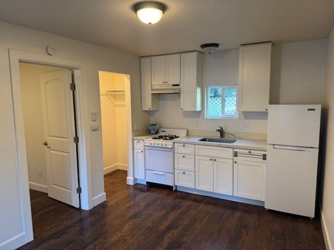 Building Photo - Clem Mora Rentals