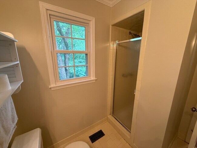 Building Photo - 5556 Hunters Hill Rd