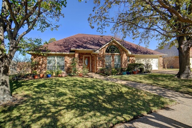 Primary Photo - Beautiful Benbrook Home on Quarter Acre