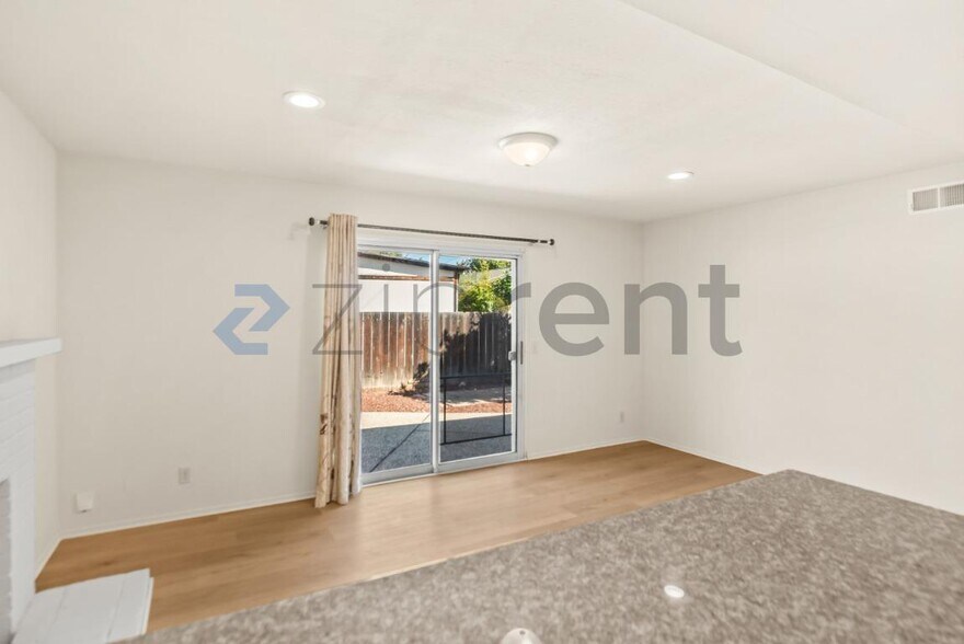 Building Photo - Unit